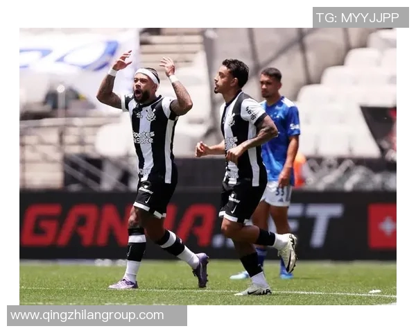 德佩替补席开怀大笑心态超好即便科林蒂安0-1落后依然乐观面对比赛