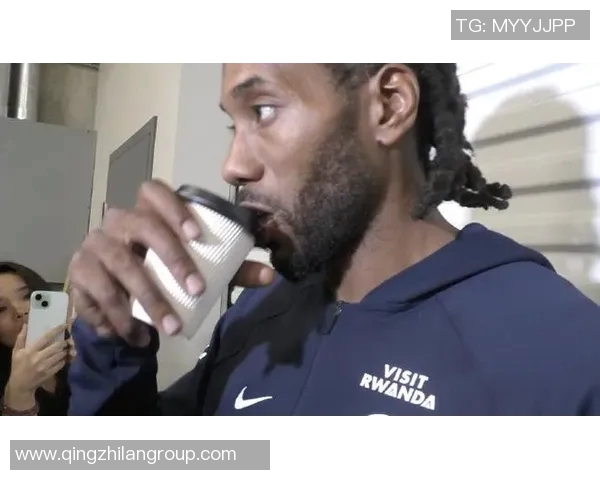 老詹被cue瞬间引发小卡幽默回应杯中轩尼诗引发媒体热议