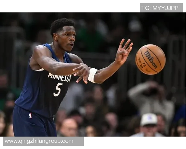 爱德华兹巧妙借掩护接球三分投篮成功实现反超局面 爱德华兹巧妙借掩护接球三分投篮成功实现反超局面