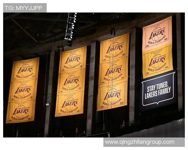 詹姆斯媒体日感慨湖人冠军旗帜展现辉煌历史与荣耀时刻