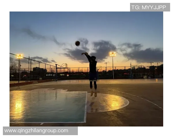 穿077球衣的女球迷晒打球美照展现对篮球的热爱与激情 穿077球衣的女球迷晒打球美照展现对篮球的热爱与激情